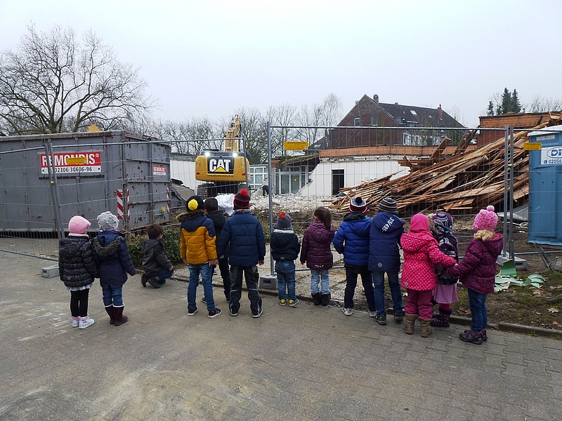 Abriss – Der Bagger leistet ganze Arbeit – März 2016 Abriss – Der Bagger leistet ganze Arbeit – März 2016