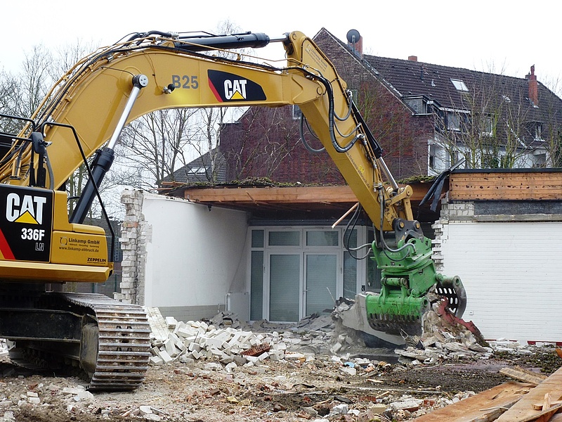 Abriss – Der Bagger leistet ganze Arbeit – März 2016 Abriss – Der Bagger leistet ganze Arbeit – März 2016