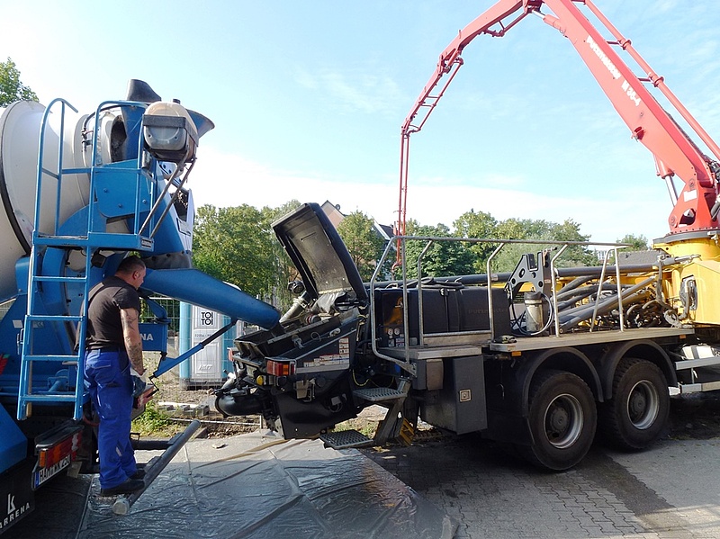 Bodenplatte wird gegossen – Juli 2016 Bodenplatte wird gegossen – Juli 2016