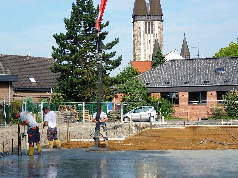 Bodenplatte wird gegossen – Juli 2016 Bodenplatte wird gegossen – Juli 2016